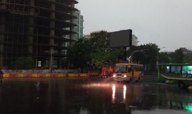 যানজট আর  জলাবদ্ধতার  ভোগান্তি নিয়ে দিনের শুরু নগরবাসীর