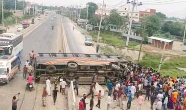 ধামরাইয়ে নির্মাণাধীন সড়কে গর্ত, বাস উল্টে আহত ১৫