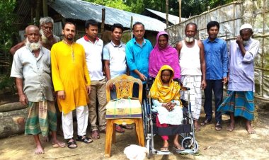 অসুস্থ হামিদা খাতুনকে হুইল চেয়ার ও ঈদ-সামগ্রী উপহার দিল স্বেচ্ছাসেবক দল