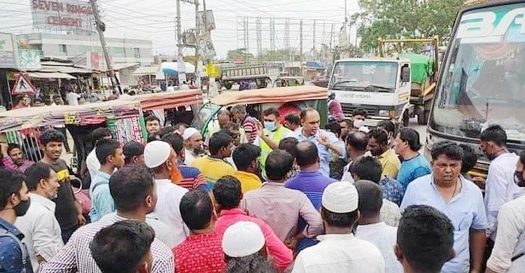 মহিন্দ্রা-নসিমন চলাচল বন্ধে খুলনায় সড়ক অবরোধ