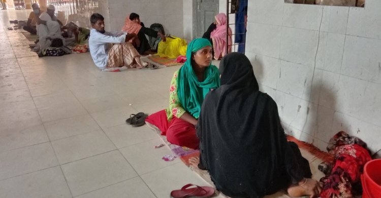 বরগুনায় ডায়রিয়ার প্রকোপ, মেঝেতে জায়গা না পেয়ে বারান্দায় চিকিৎসা