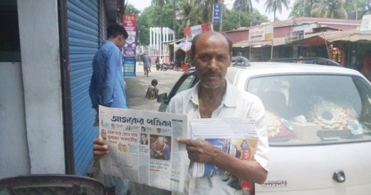 পায়ে হেঁটে ৪২ বছর ধরে পত্রিকা বিক্রি করেন ফখরুদ্দীন