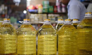  ঈদের আগের রাতেও বাজারে সয়াবিন তেলের তীব্র সংকট