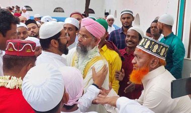 মসজিদে টুপি মাথায় ভারতের চলচ্চিত্র নির্মাতা রাজ চক্রবর্তী, ছবি ভাইরাল