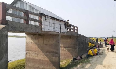 দুপাশে নেই সংযোগ সড়ক, সেতুর ওপরে বসবাস স্থানীয়দের