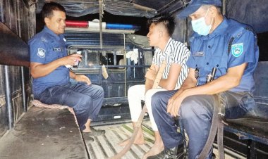 এক যুবককে মারতে গিয়ে দেশীয় অস্ত্রসহ ৪ যুবক আটক