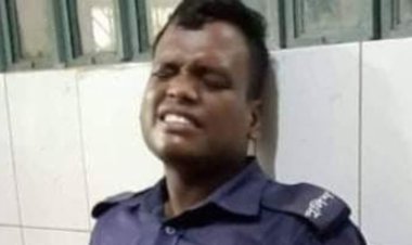 আসামির দায়ের কোপে পুলিশ কনস্টেবলের হাতের কবজি বিচ্ছিন্ন