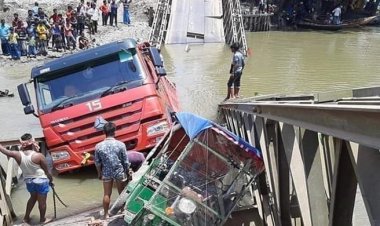 পাথরবোঝাই ট্রাকসহ ভেঙে পড়লো বেইলি ব্রিজ