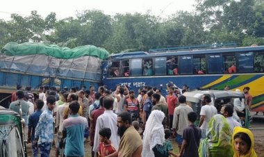 নেত্রকোনায় বাস-ট্রাক সংঘর্ষে নিহত ২
