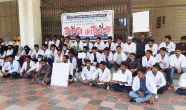 আমরণ অনশনে টুঙ্গিপাড়ার আইএইচটি'র ১৩৫ শিক্ষার্থী
