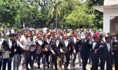 ছাত্রলীগের ধাওয়ায় সুপ্রিম কোর্টে ছাত্রদল, আইনজীবীদের মিছিল