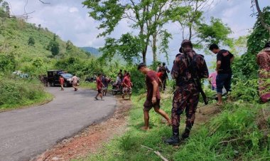 বান্দরবানে পর্যটকবাহী মাইক্রোবাস খাদে পরে নিহত ২