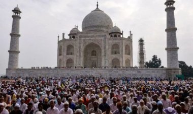 তাজমহল চত্বরের মসজিদে নামাজ পড়ার অভিযোগে চার পর্যটকক আটক