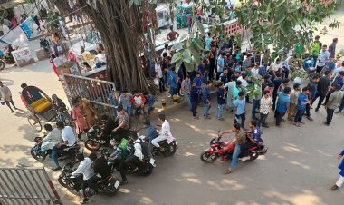 টিএসসিতে ছাত্রদল কর্মীকে পেটাল ছাত্রলীগ, মোটরসাইকেল ভাঙচুর
