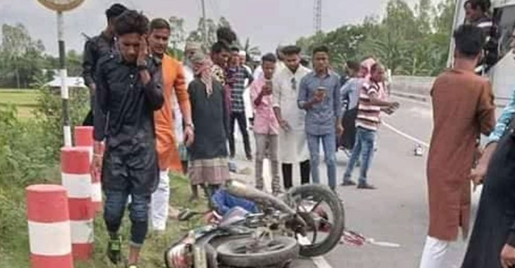 মোটরসাইকেলে ঘুরতে বেরিয়ে পিকআপ চাপায় প্রাণ গেল দুই বন্ধুর