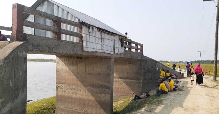দুপাশে নেই সংযোগ সড়ক, সেতুর ওপরে বসবাস স্থানীয়দের