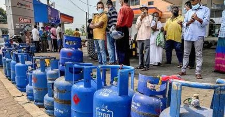  গ্যাস সিলিন্ডার নিয়ে কাড়াকাড়ি শ্রীলঙ্কায়