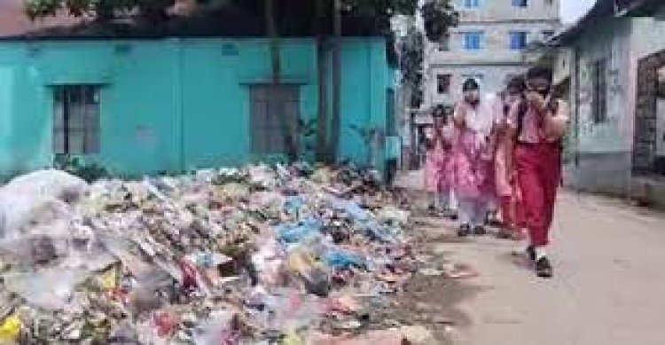 বিদ্যালয়ের পাশে ময়লার ভাগাড়, নাক চেপে যাতায়াত