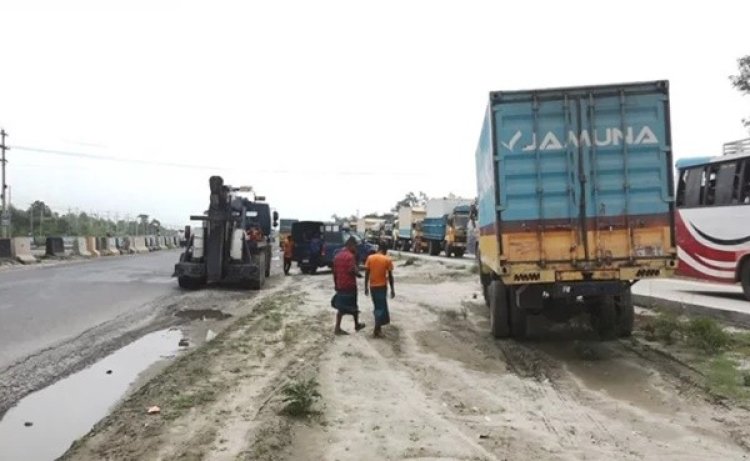সিরাজগঞ্জে ট্রাকচাপায় শিশুসহ নিহত ২