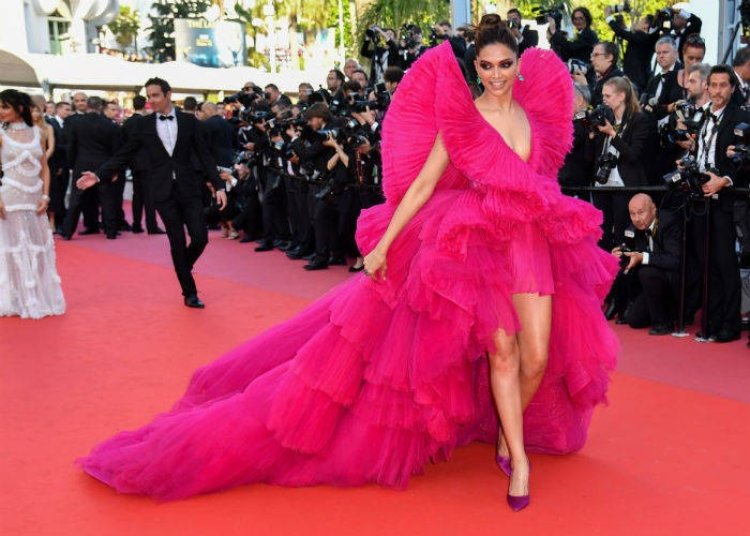  কানের প্রথম দিনে নজর কাড়লেন দীপিকা