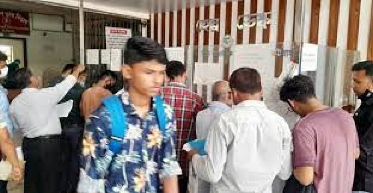 চট্টগ্রাম শিক্ষা বোর্ডের হেল্প ডেস্ক বন্ধ, সেবাপ্রার্থীদের ক্ষোভ