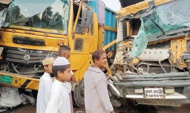 দাঁড়িয়ে থাকা ট্রাকে ধাক্কা, প্রাণ গেল হেলপারের