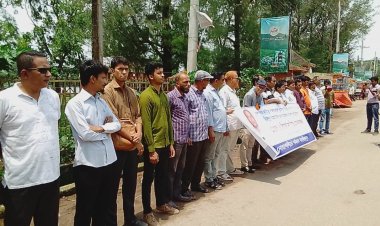 নোয়াখালীতে সাংবাদিক লাঞ্ছনাকারীদের গ্রেপ্তার দাবিতে রাস্তায় দাঁড়ালেন সাংবাদিকরা