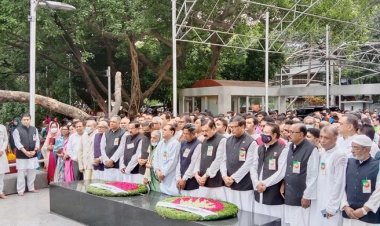 ৬ দফা দিবসে বঙ্গবন্ধুর প্রতিকৃতিতে আ’লীগের শ্রদ্ধা