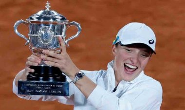 সাংবাদিককে এড়িয়ে গেলেন টেনিস তারকা ‘ইগা শিয়নটেক’