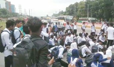 মহানবীকে নিয়ে কটূক্তি, সড়ক অবরোধ করে শিক্ষার্থীদের বিক্ষোভ