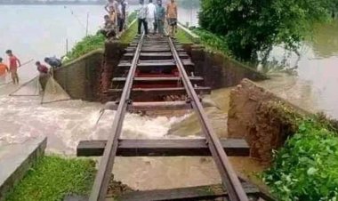 বন্যার পানিতে ক্ষতিগ্রস্ত রেলসেতু, ট্রেন চলাচল বন্ধ