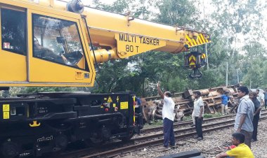 টাঙ্গাইলে তেলবাহী ট্রেন লাইনচ্যুত, ২০ ঘণ্টাতেও হয়নি উদ্ধার