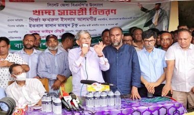 খালেদা জিয়া ঘরে ঘরে ত্রাণ দিয়েছেন, শেখ হাসিনা হেলিকপ্টারে দুর্গত এলাকায় ঘুরেছেন: মির্জা ফখরুল