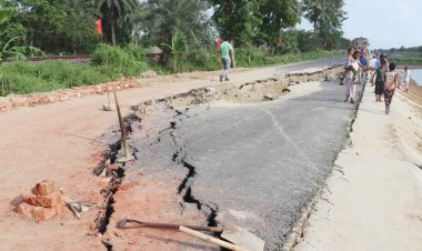 নওগাঁ-নাটোর আঞ্চলিক সড়ক দেবে যান চলাচল বিঘ্নিত