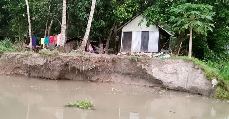 মনে শুধু ভয়, কখন যেন তলিয়ে যাই’