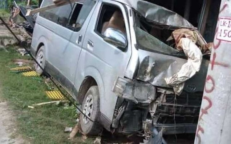 কুমিল্লায় নিয়ন্ত্রণ হারিয়ে মাইক্রোবাস চায়ের দোকানে নিহত ২