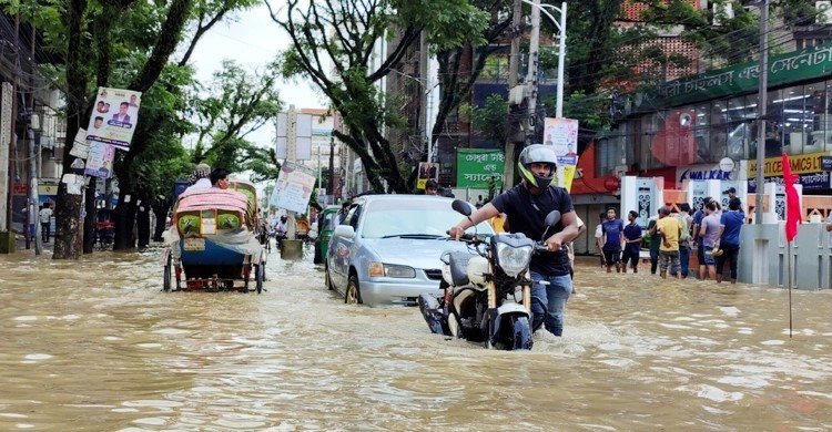 সিলেট শহরে পানিবন্দি লাখো মানুষ