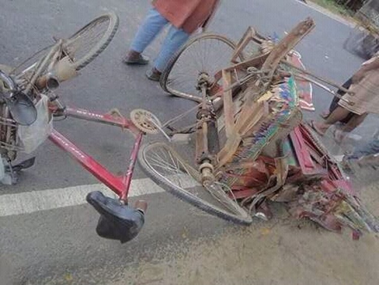 দুই বাসের পাল্লায় পড়ে প্রাণ গেল রিকশাচালকের