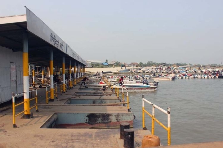 মাওয়া ঘাটের সেই চিরচেনা ব্যস্ততা আর নেই