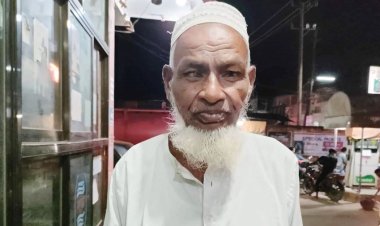 নামাজ পড়তে গিয়ে রিকশা চুরি, কাঁদছেন অসহায় বৃদ্ধ