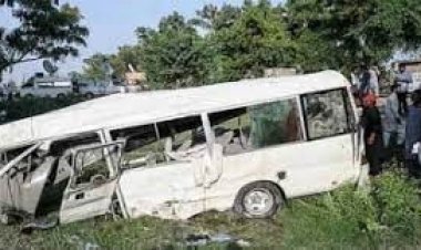  পাকিস্তানে যাত্রীবাহী বাস খাদে, নিহত অন্তত ১৯