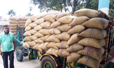 পঁচা-দুর্গন্ধযুক্ত ভিজিএফের চাল আটকে দিলেন মেয়র