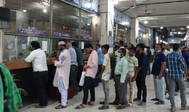  ঈদের আগে গ্রাহকদের ভিড়, টাকা তোলার হিড়িক