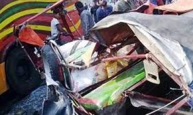 বাসের ধাক্কায় অটোরিকশার ৩ যাত্রী নিহত 