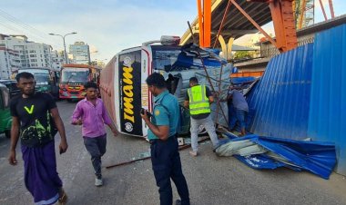 বনানীতে বাস উল্টে প্রাণ গেল পথচারীর 