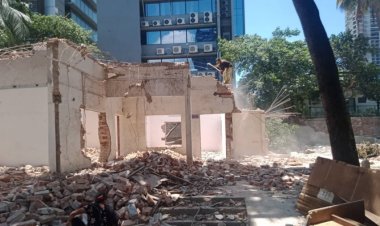 ভেঙে ফেলা হচ্ছে গুলশান পৌরসভার অফিস