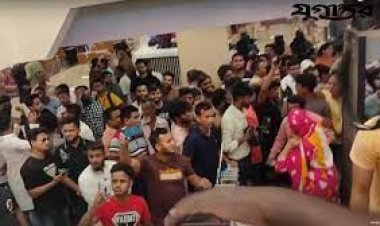 দিন: দ্য ডে’র টিকিট না পেয়ে মিছিল