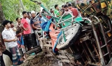 বাকেরগঞ্জে বিআরটিসি বাসচাপায় নিহত ৪