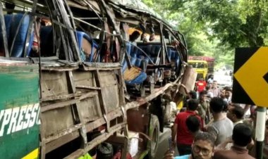 বাগেরহাটে বাস নিয়ন্ত্রণ হারিয়ে গাছে ধাক্কায় নিহত ২