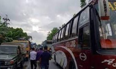 ঢাকা-চট্টগ্রাম মহাসড়কে লরি উল্টে ৩০ কিমি থেমে থেমে যানজট